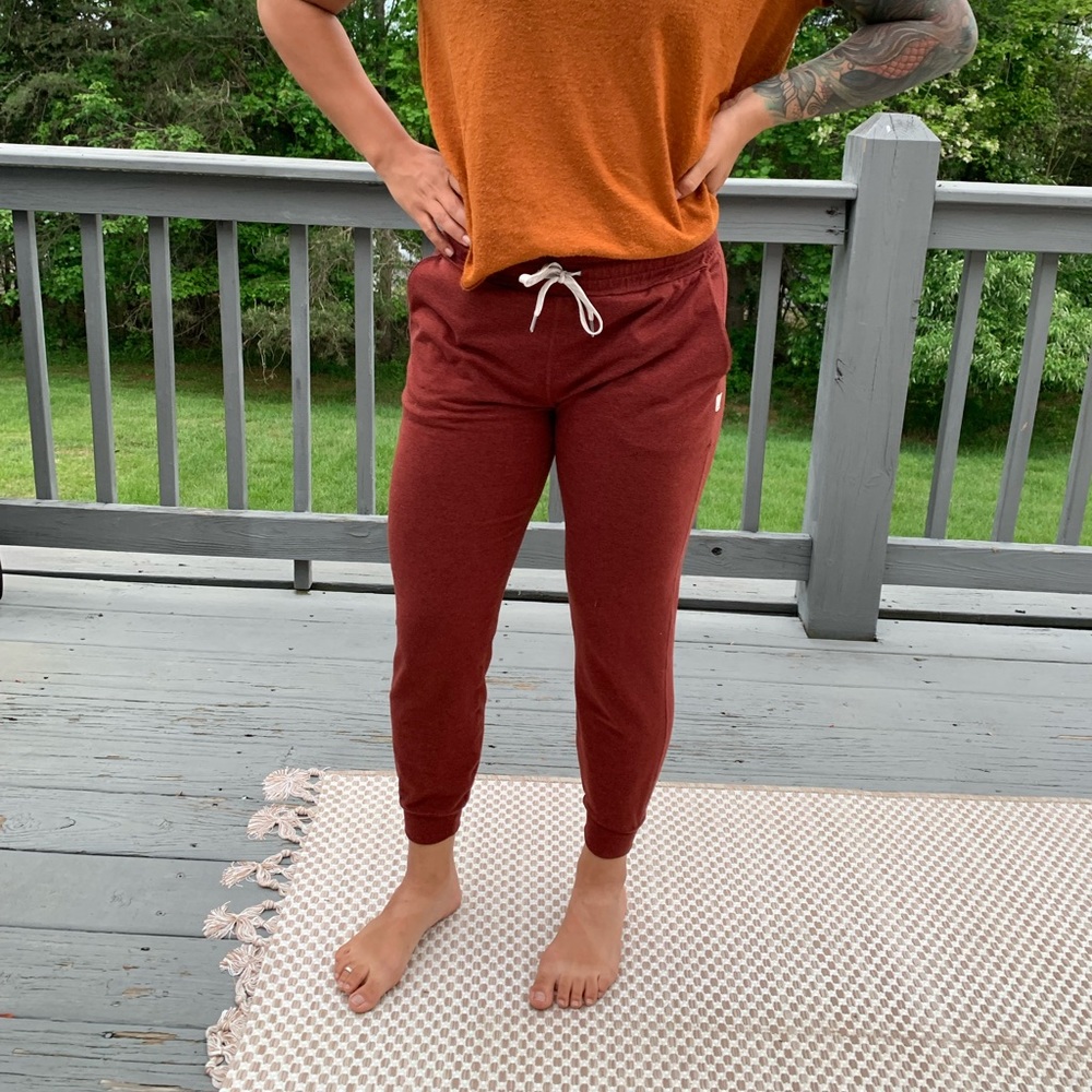 Vuori Performance Jogger size xs rust color